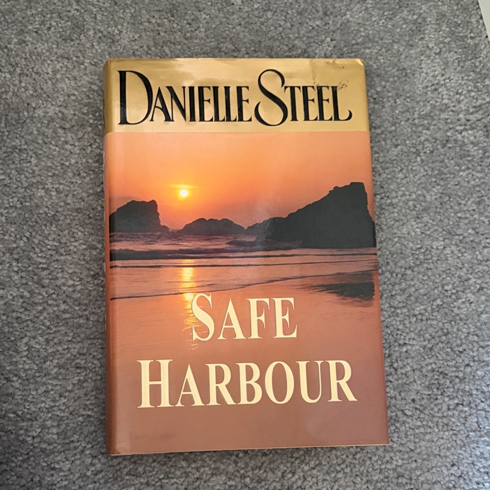 Danielle Steel "Safe Harbour" Hardcover - Sunset Cover